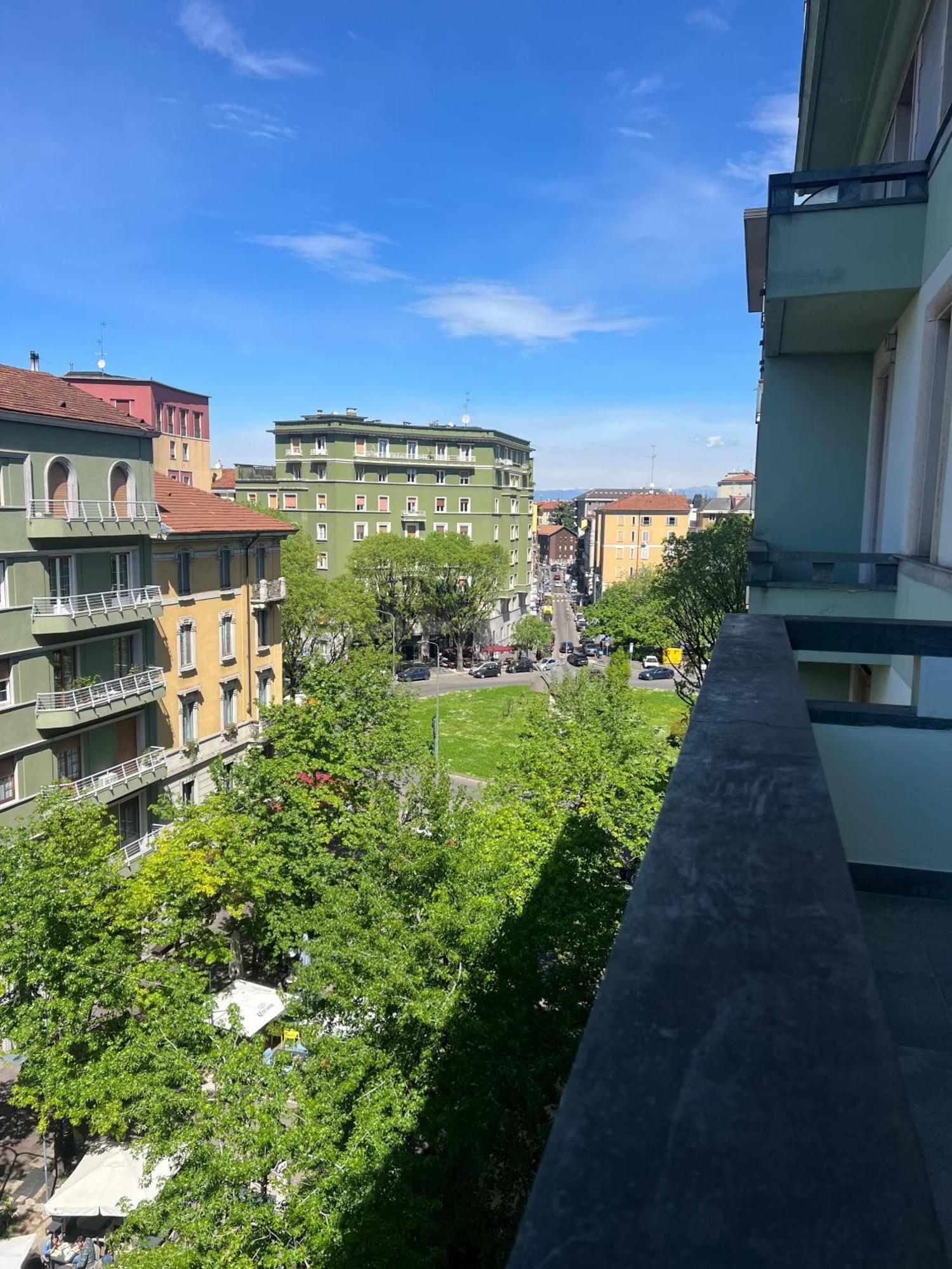 New Apartment With Balcony, Isola Bosco Verticale Милано Екстериор снимка